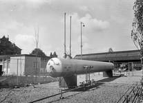 839197 Afbeelding van een gastank op het terrein van de hoofdwerkplaats Haarlem van de N.S.